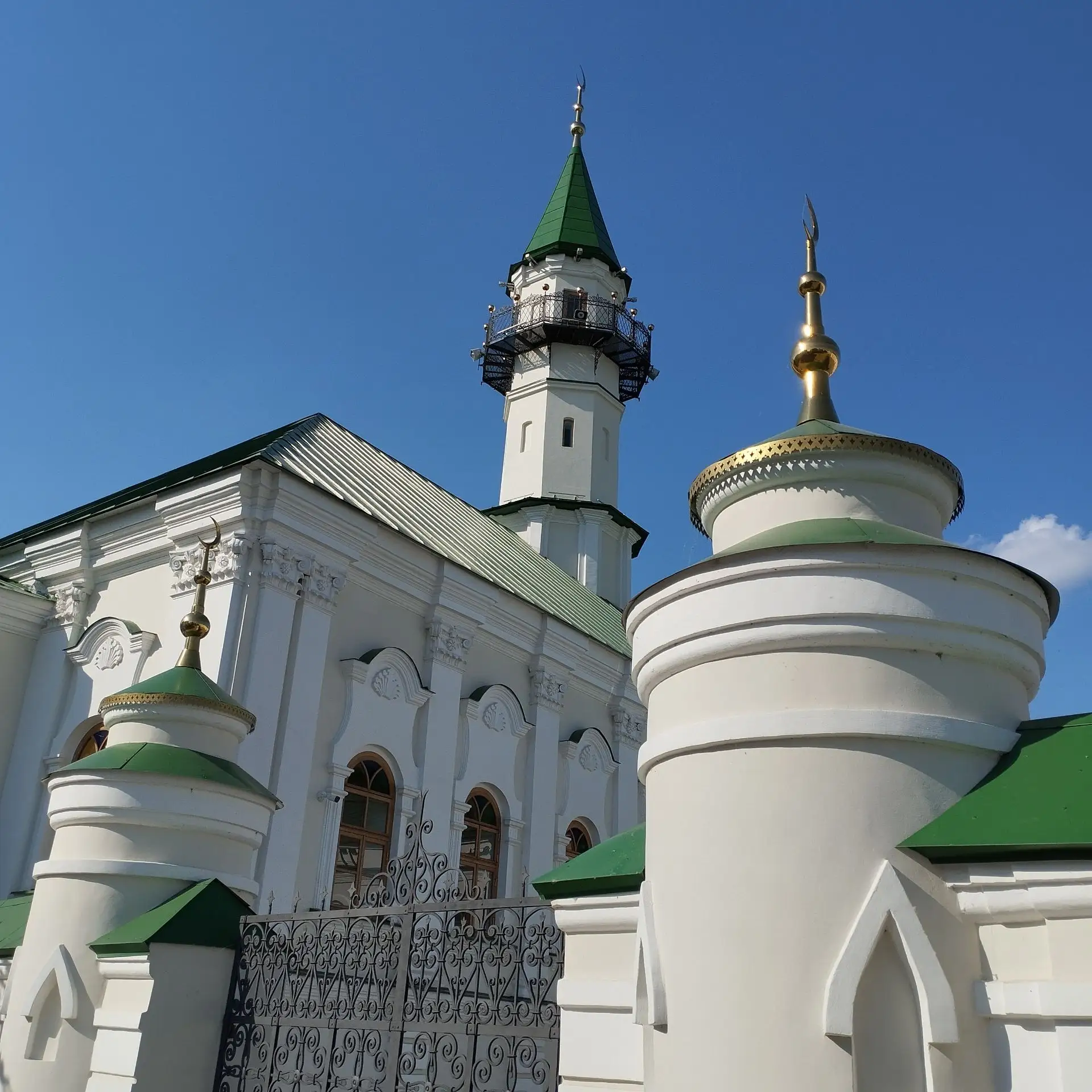 “Авырлыктан соң һичшиксез җиңеллек киләчәк”.

(“Инширах” сүрәсенең 6 аяте)

Догалы йорт