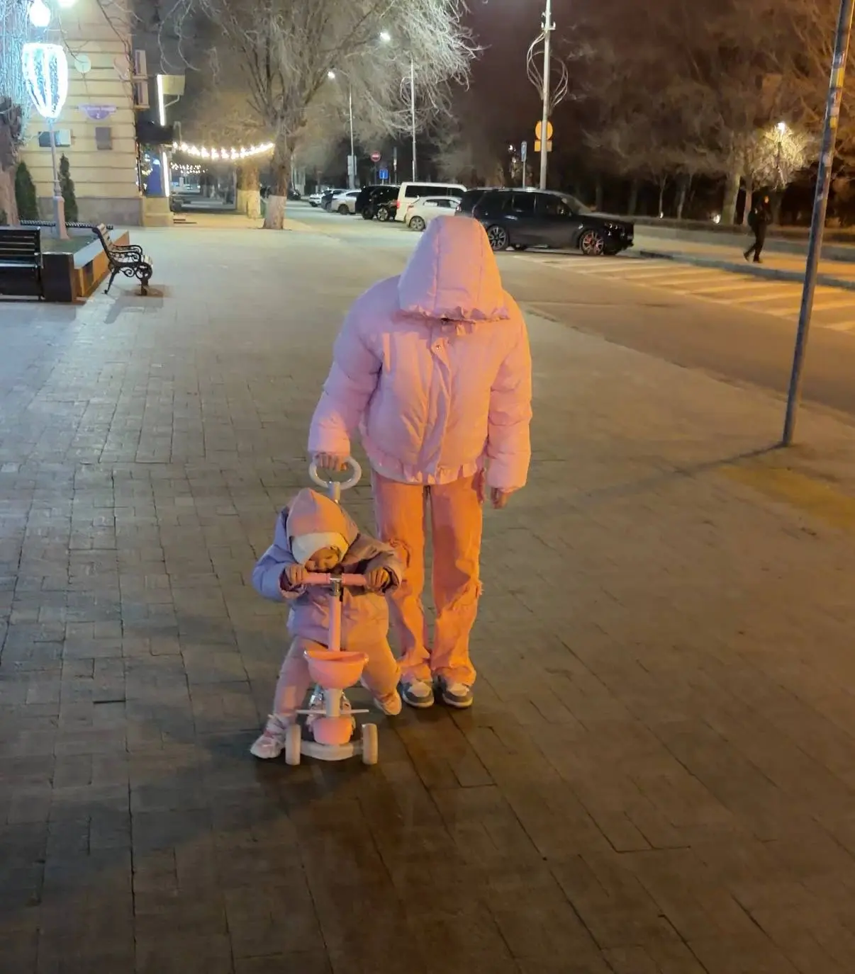Начинаю показывать подарки Алисе на день рождения🤩  И начну с подарка от Крёстного: Это самокат 5в1,