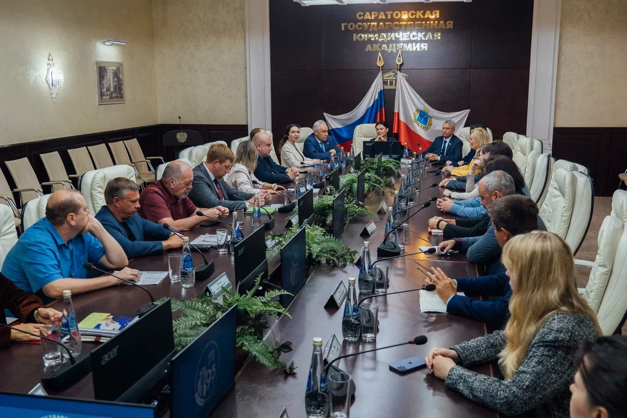 В рамках рабочей поездки в Саратовскую область посетил Саратовскую государственную юрид...