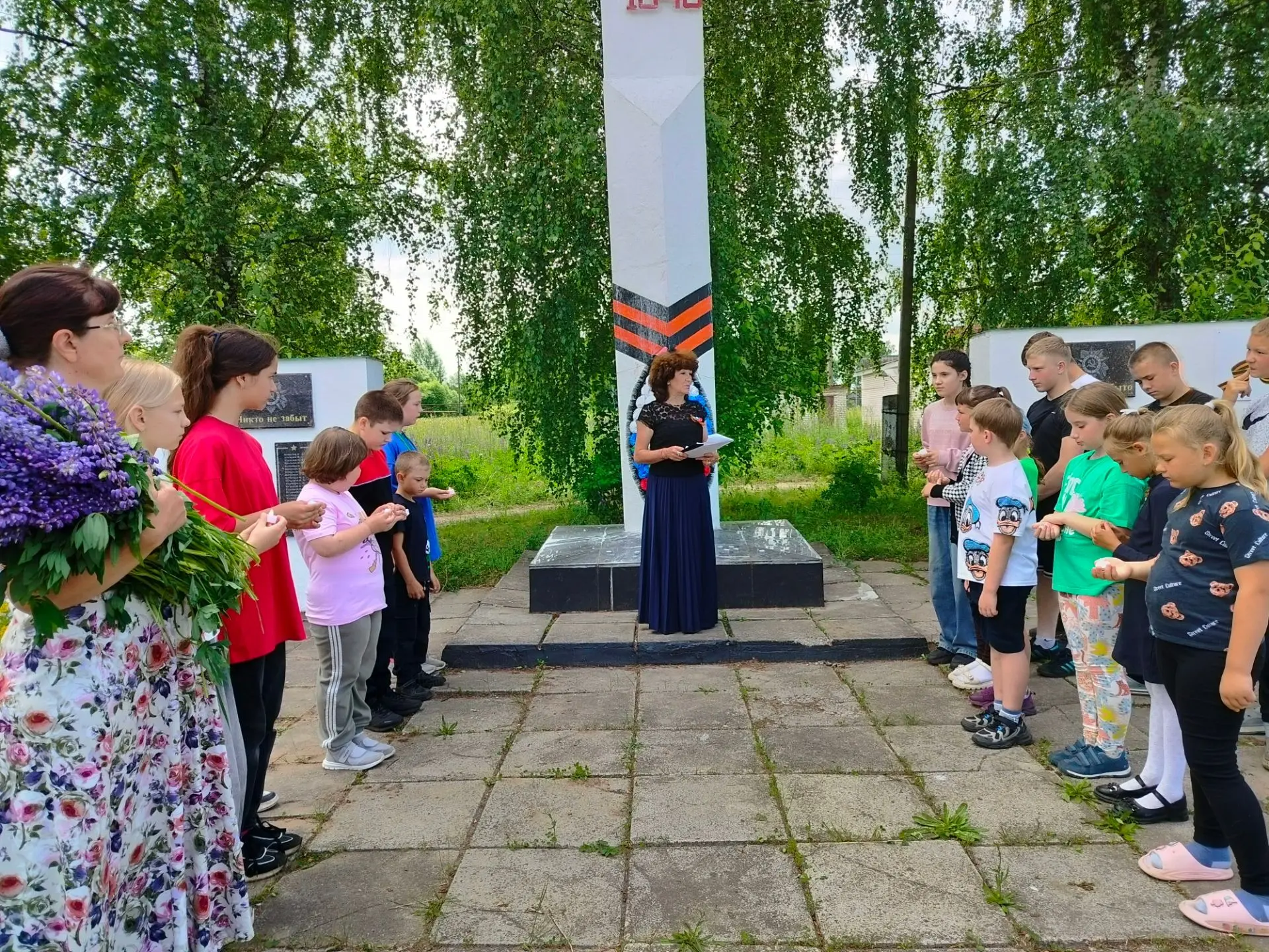 ДЕНЬ ПАМЯТИ! 

В День памяти и скорби дети и воспитатели совместно с работниками ДК пос. им. Кирова 