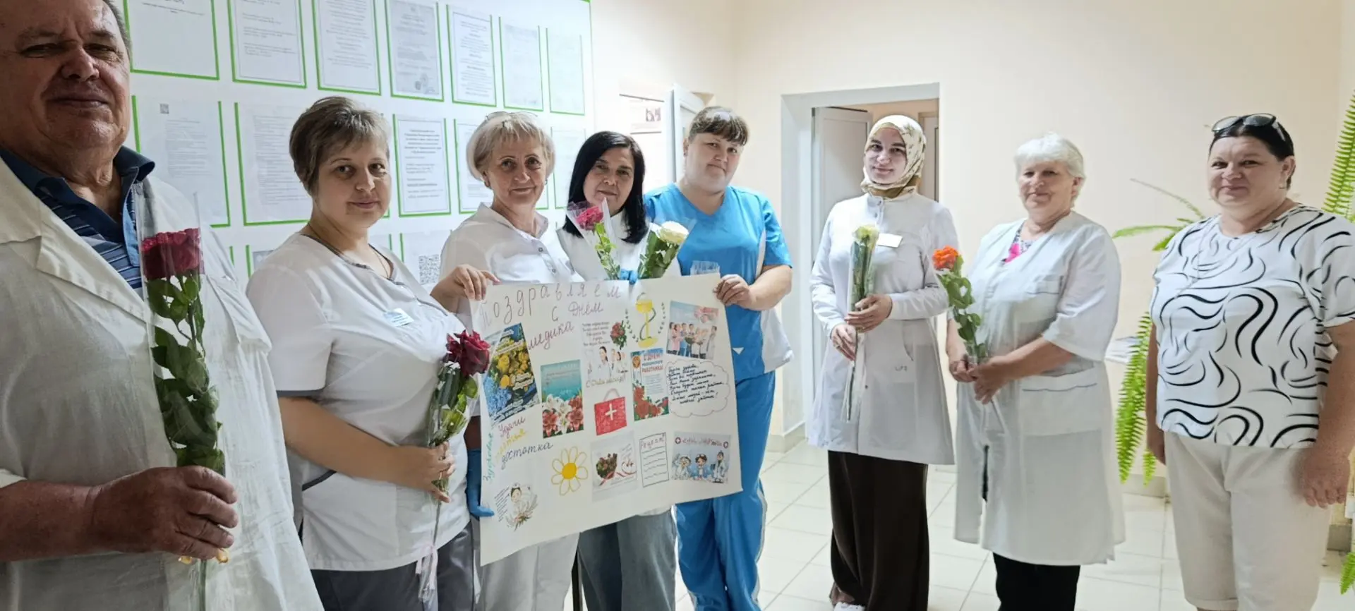*В мире нет труда почётней,*
*Благородней и важней!*
*Жизнь спасает медработник,*
*Лечит он простых 