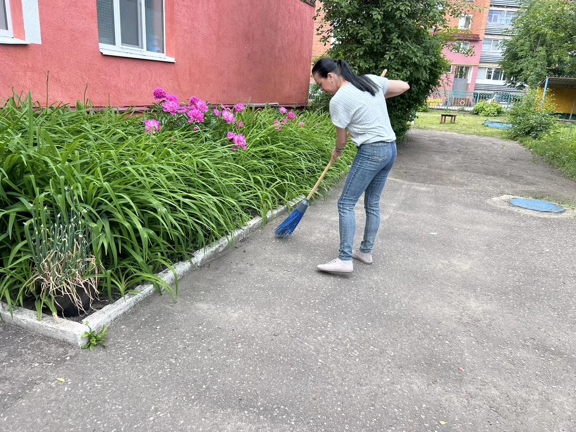 Сотрудники нашего детского сада  присоединились к общегородскому субботнику. Провели уборку прилегаю