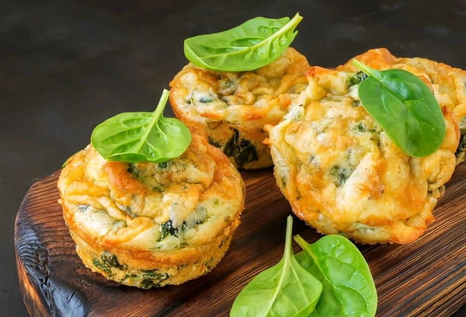 🧁🥚🍄 Яичные маффины со шпинатом и грибами.

🔥 КБЖУ на 100 г:
К=90 | Б=7 | Ж=6 | У=2

• Яйца – 6 ш