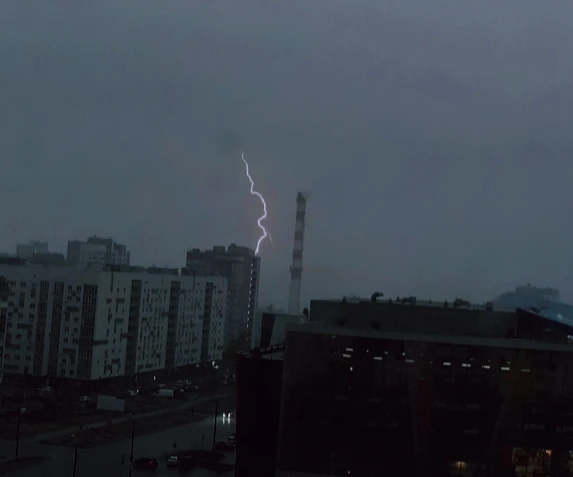 Какая ранняя гроза! Люблю эту стихию⚡