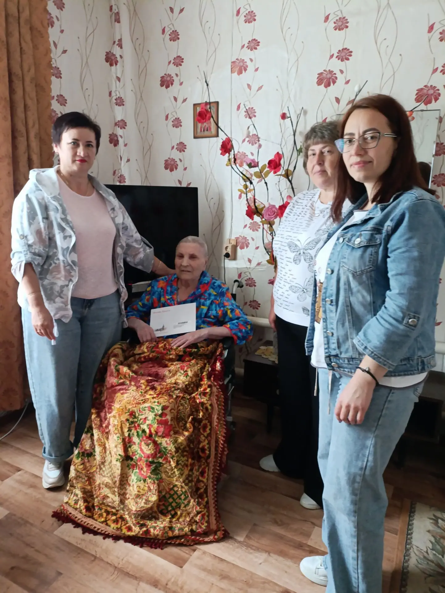 🎉💐6 июля сотрудники СОГБУ "Ершичский КЦСОН" с большой теплотой и уважением поздравили Доронченкову
