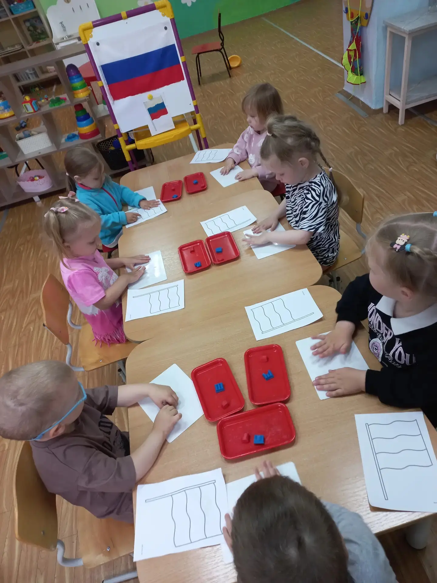 🌈 Лепка в технике пластилинографии: ко Дню России!
Малыши из группы раннего возраста с радостью тво