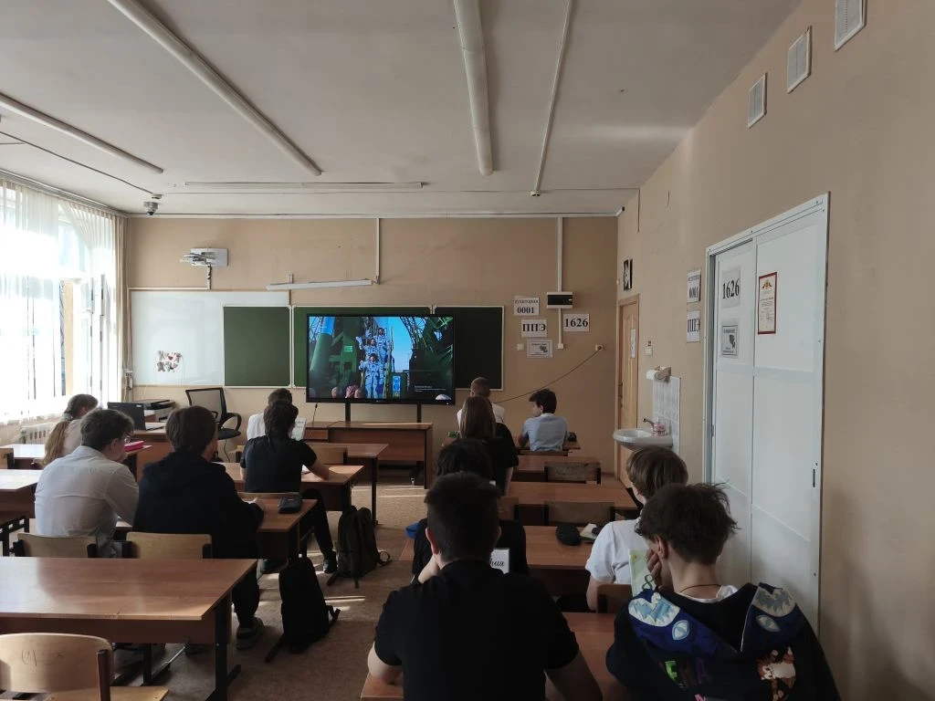Сегодня 13 апреля утро в МОУ"СОШ имени Л. М. Доватора" началось с торжественной линейки, исполнения 