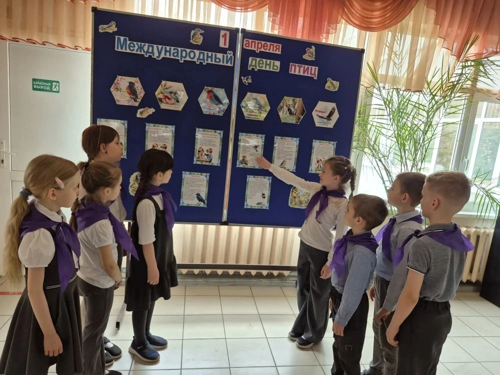Орлята 2АБВ классов также не отстают, и в Международный день птиц провели экологическую акцию "Птичь