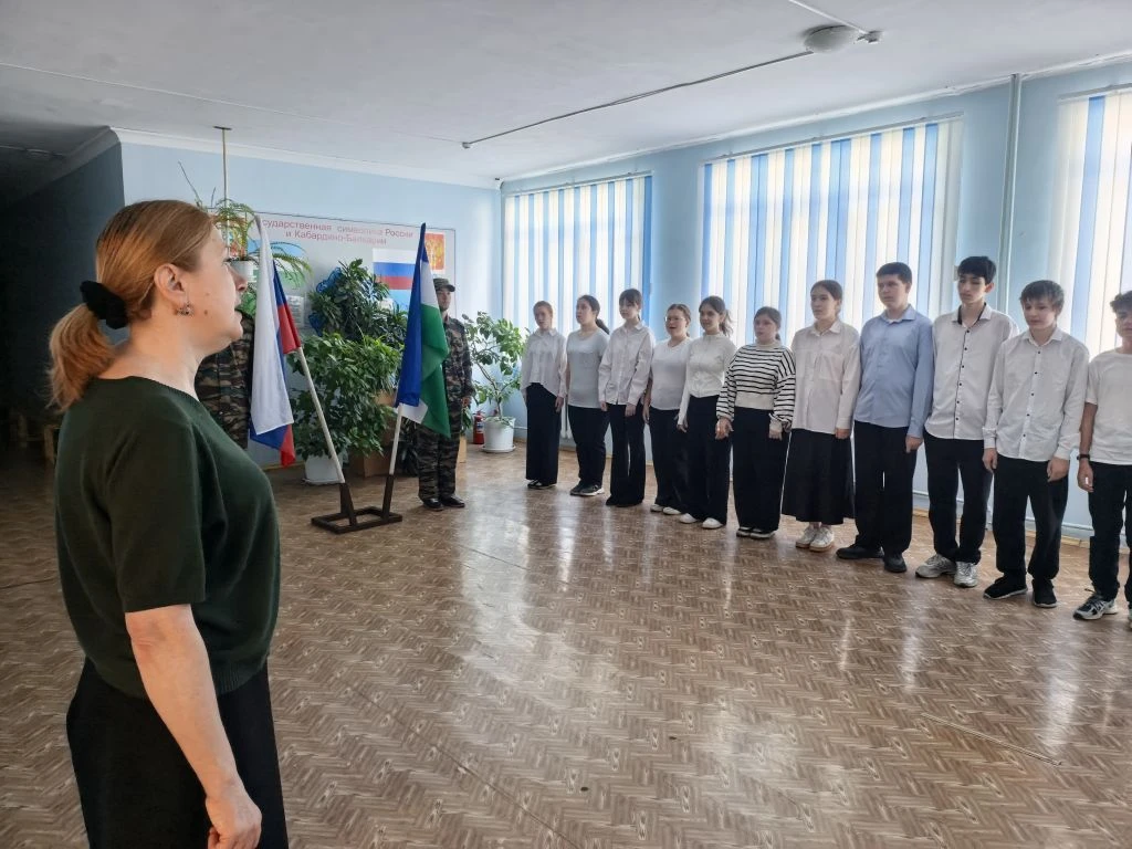🇷🇺Учебная неделя началась традиционно торжественно - с церемонии поднятия государственных флагов Р
