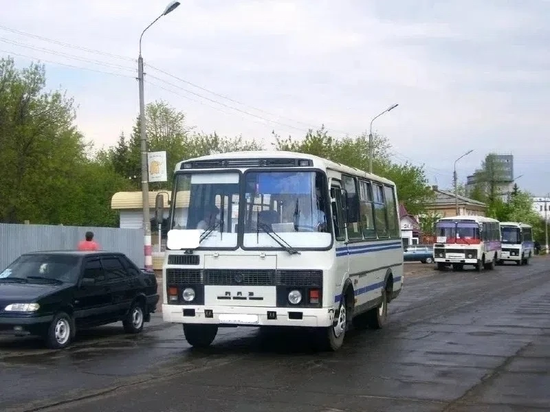 Добрый день. 04. 10. 26 на остановке Хлебозавод не было 1 автобуса 35 минут, итог: едет...