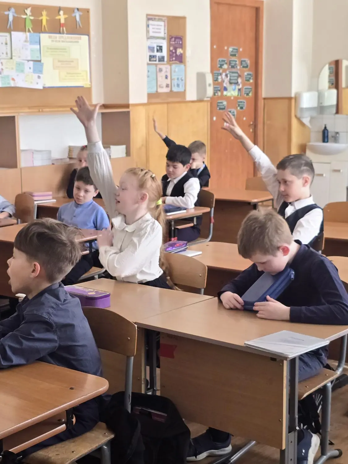📜День славянской письменности в 2 «В»! 📜 Ребята с Ларисой Фёдоровной: ✔️ узнали о Кирилле и Мефодии;