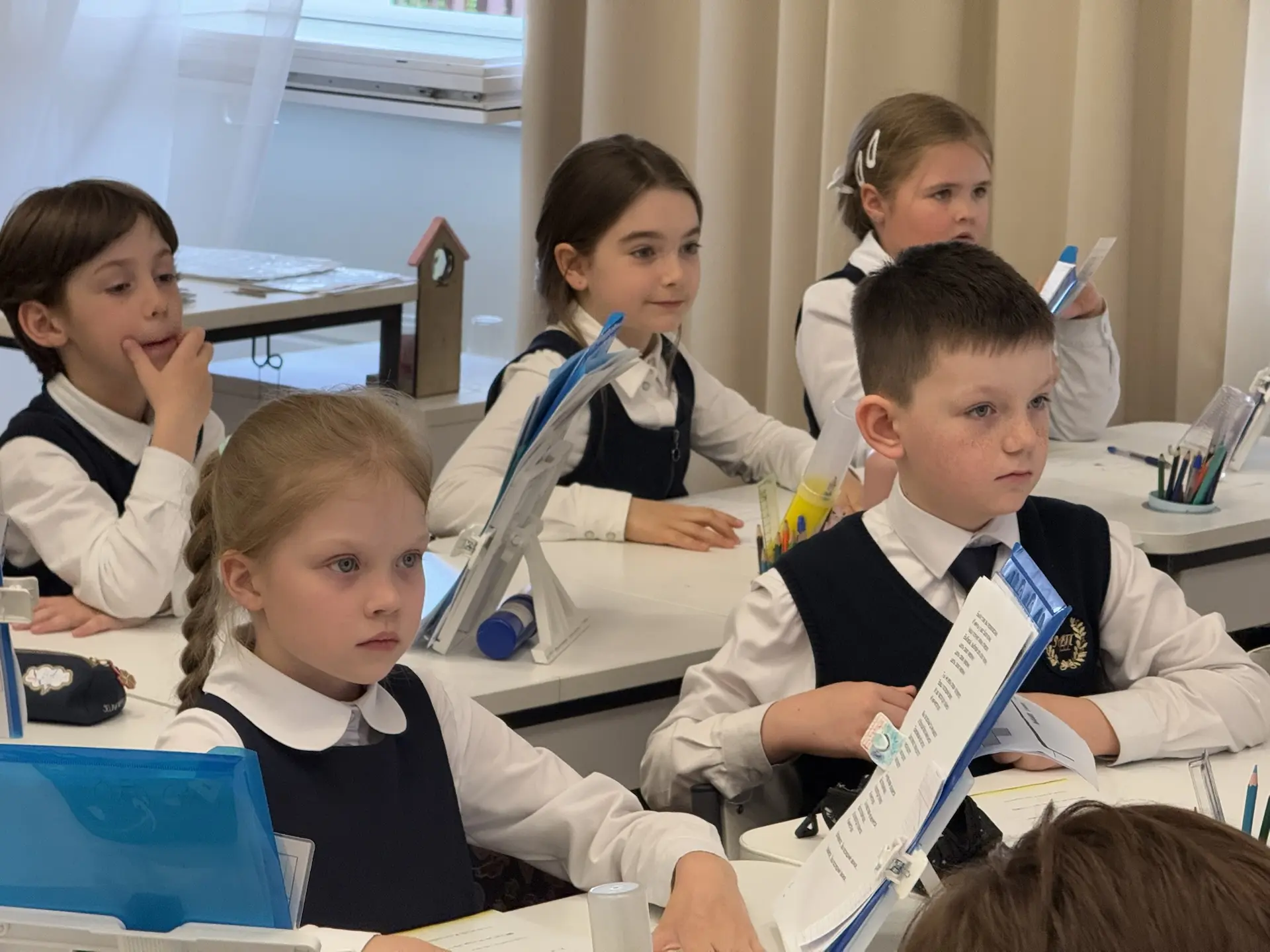 Выбор за первоклассниками! 🌍  В пятницу ученики 1А и 1Б классов совершили настоящее лингвистическое 