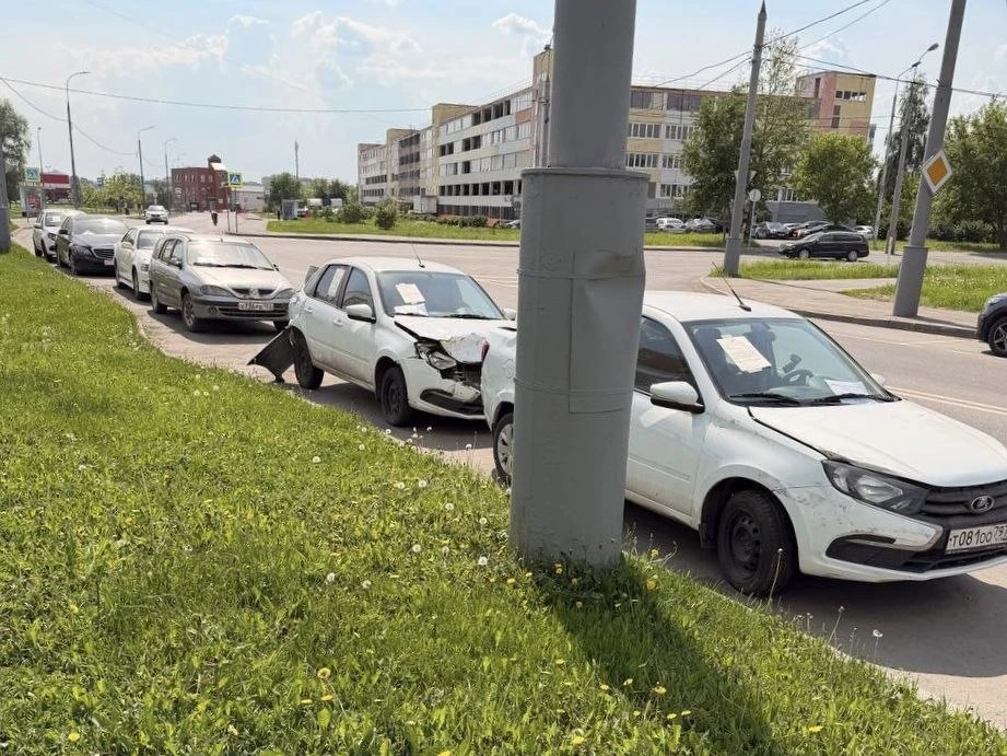 🚘В 8 микрорайоне от улицы Генерал Белобородова до улицы Зенитчиков весь Волоцкой переулок завален би