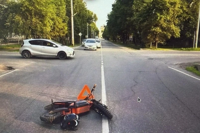 🚘Автомобиль сбил человека, ехавшего на СИМ по главной дороге в Уссурийске