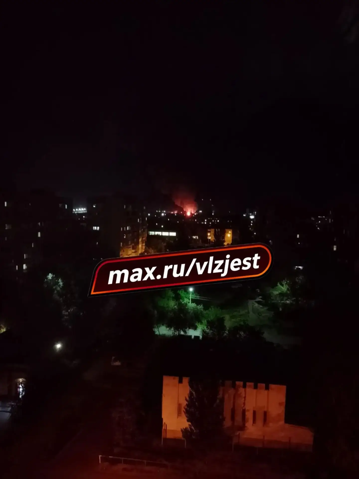 В районе пивзавода на улице Пушкина начался сильный пожар.