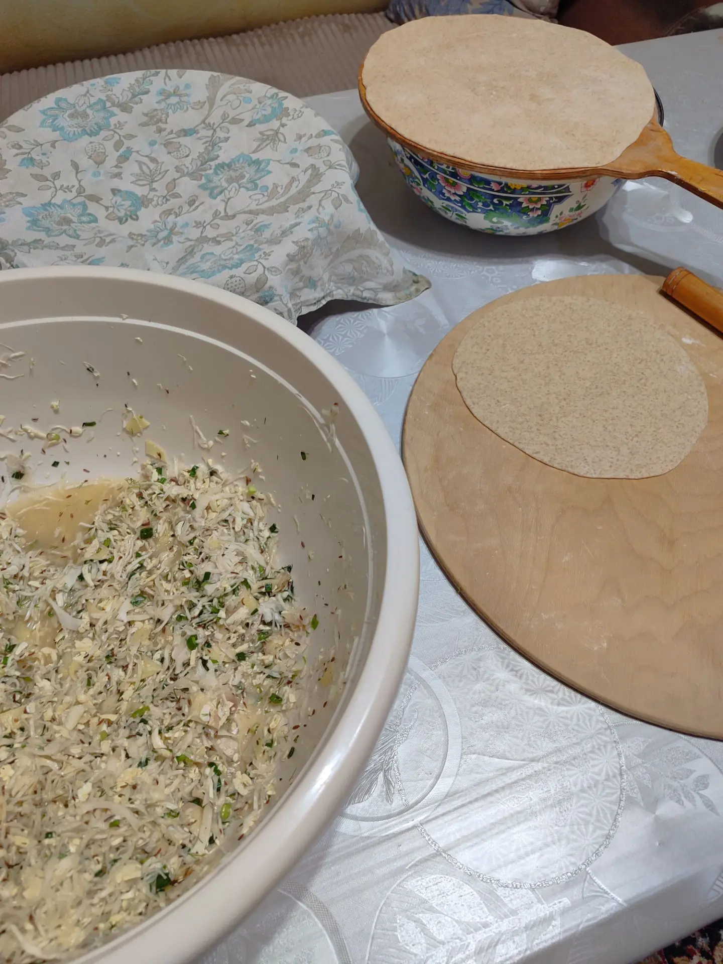Готовлю чуду с капустой и сыром 😉 овощи и мясо на салаты подготовила. Итак, моё меню н...