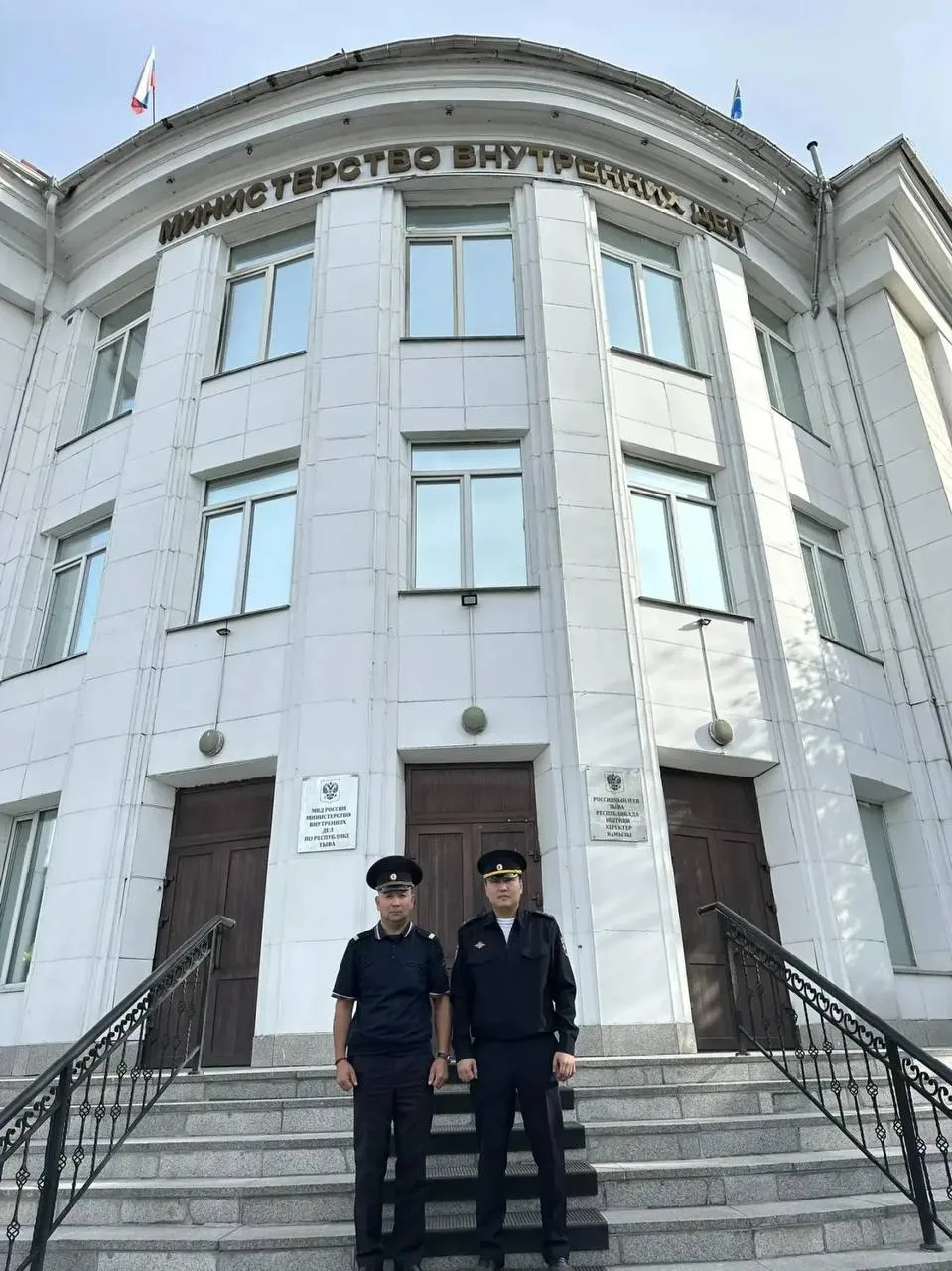 ⚡️В Кызыле сотрудники полиции спасли водителя и пассажирку из горящего автомобиля.