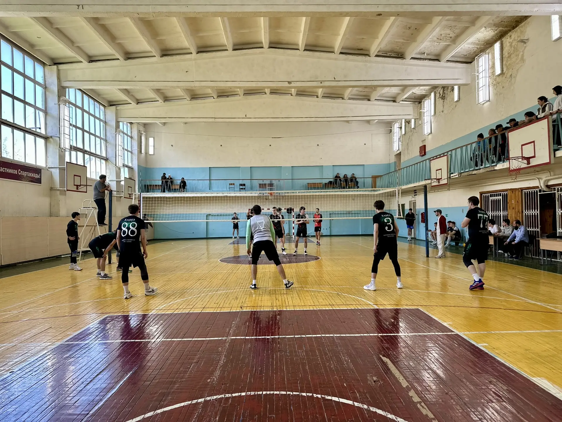 🤾‍♂️ В спортивном зале КЧГУ продолжается Молодежная волейбольная лига   Сегодня, во второй день Лиги