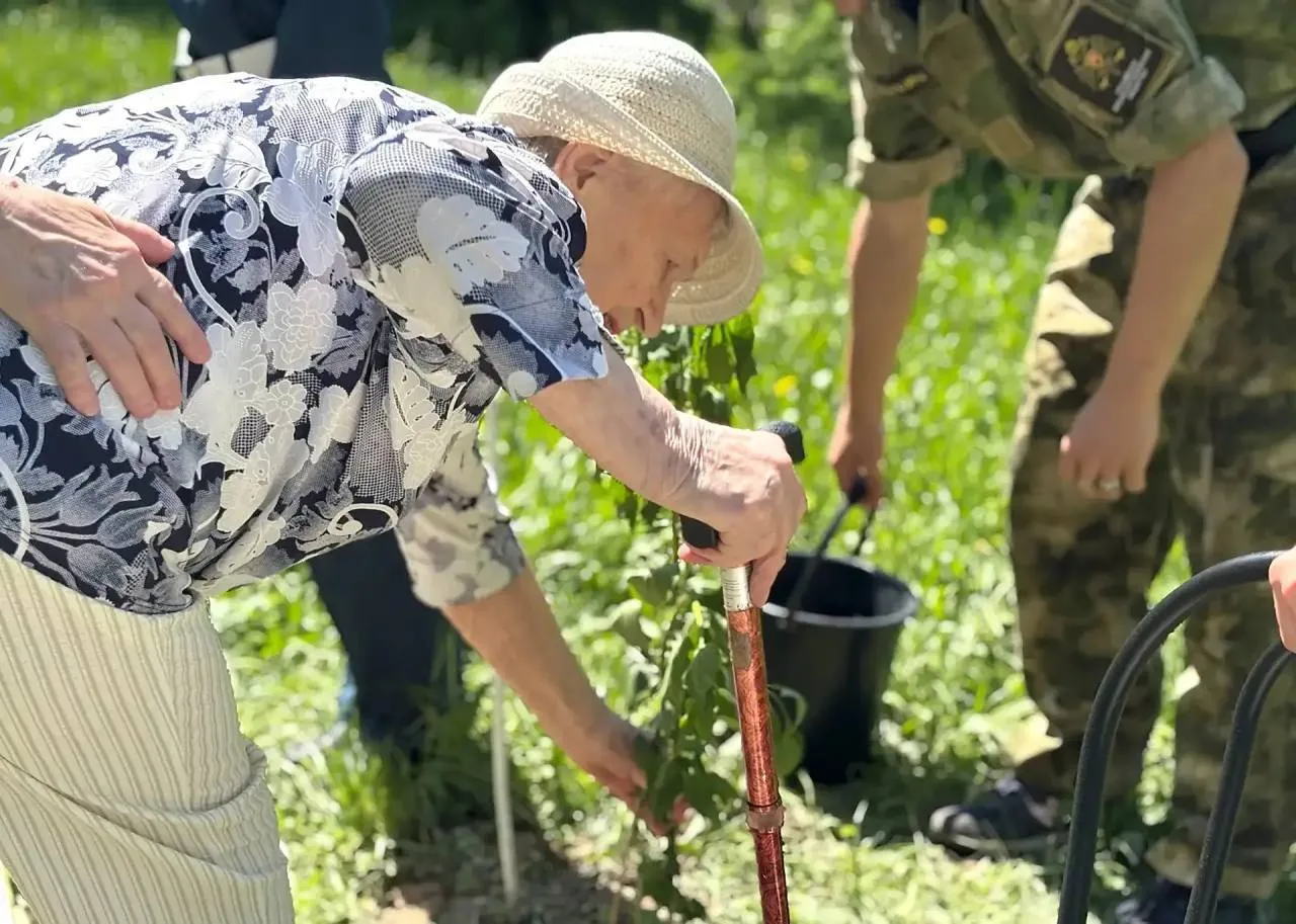 В колледже Подольска прошла акция «Сирень Победы» с участием ветерана Великой Отечественной войны  В