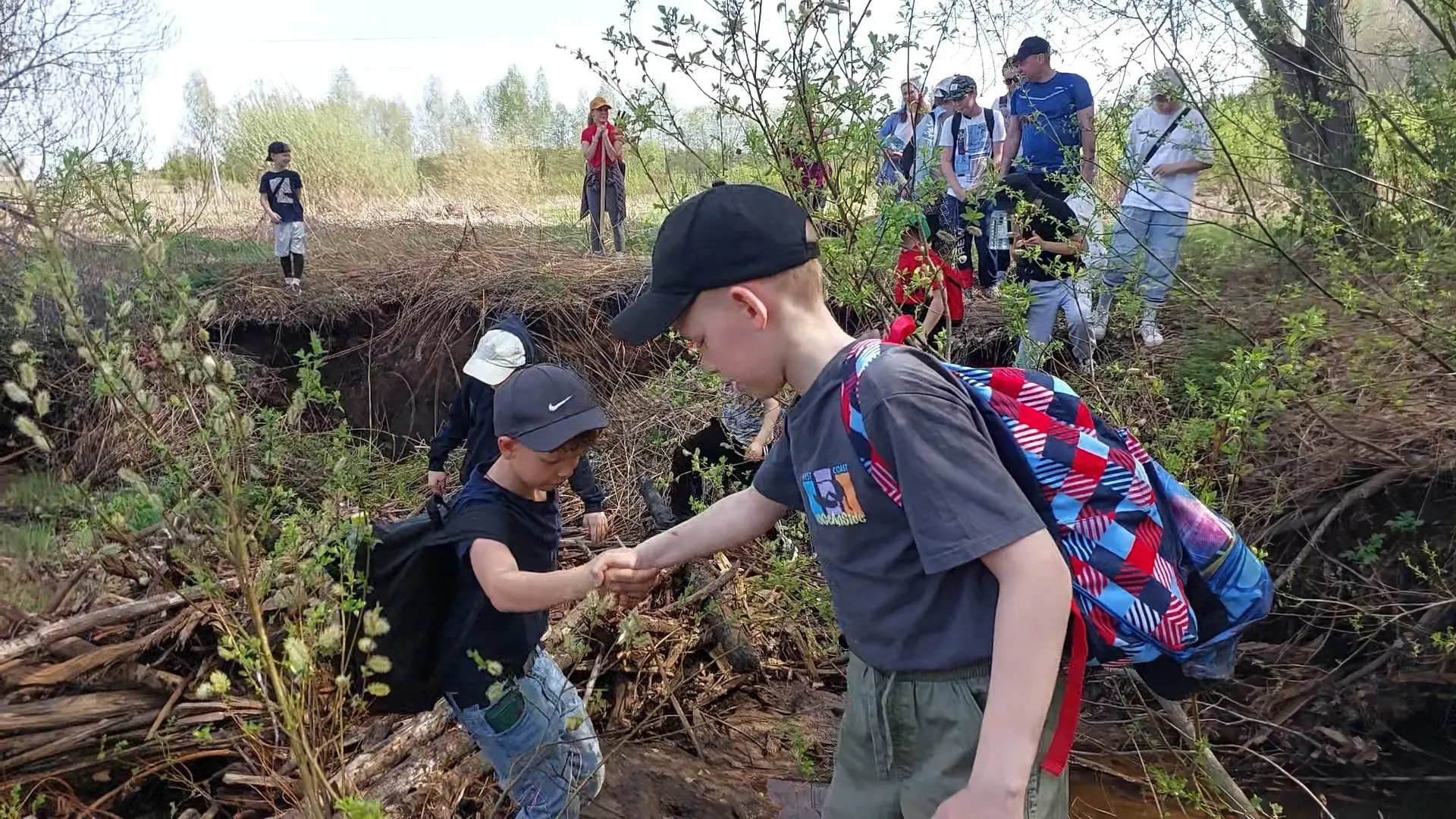 👟У похода есть начало,  А конца походу нет.  Мы прошли дорог немало,  Но огромен белый свет.  Ученик