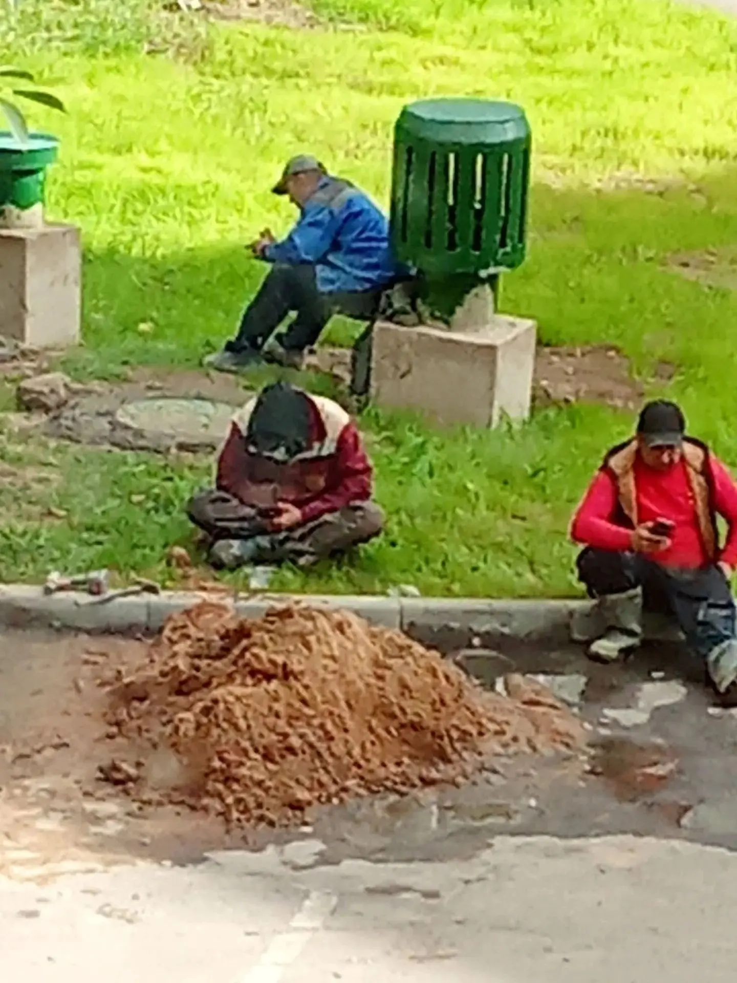 Работнички в кадре. У ребят дедлайн. До конца смены оставалось всего-то часов 7