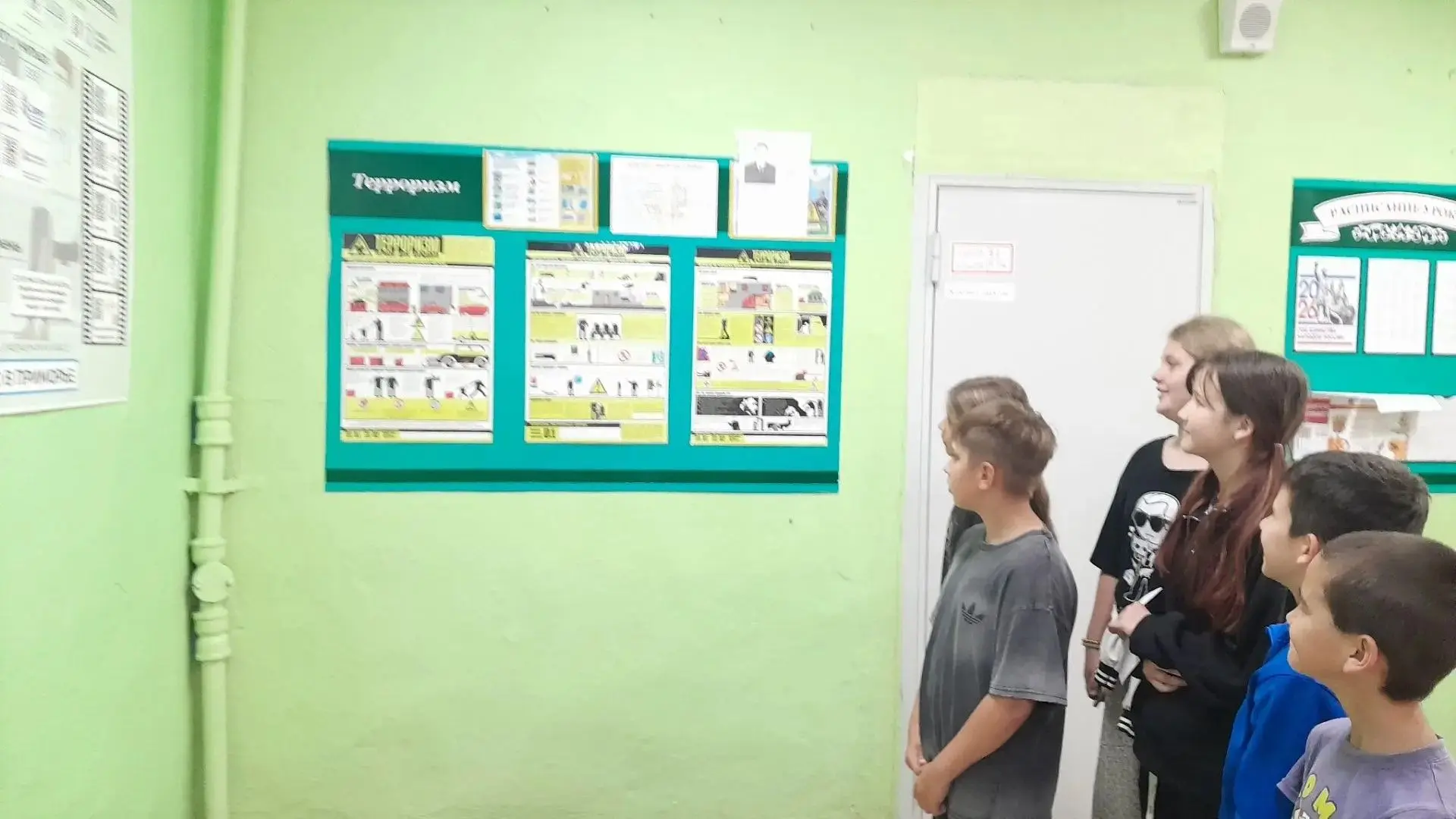 Ребята из пришкольного лагеря  изучили памятки: «Антитеррористическая безопасность» и «...