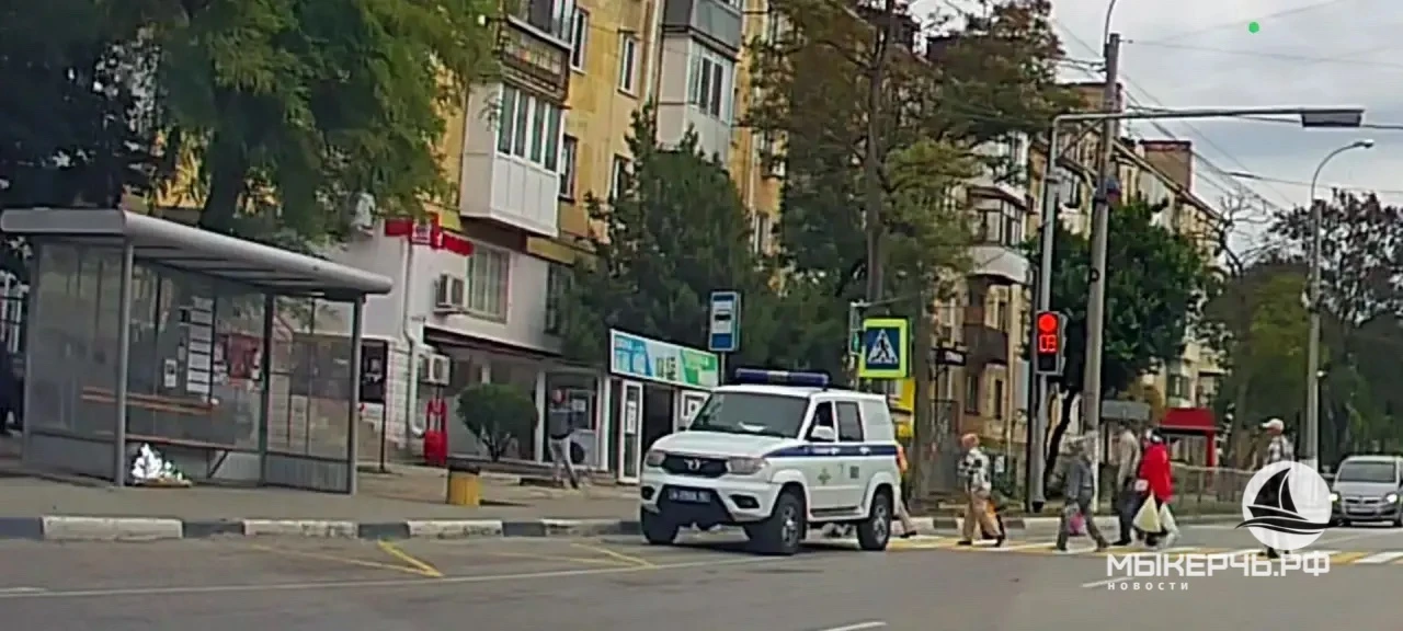 ⚡️Женщина умерла на остановке в Керчи