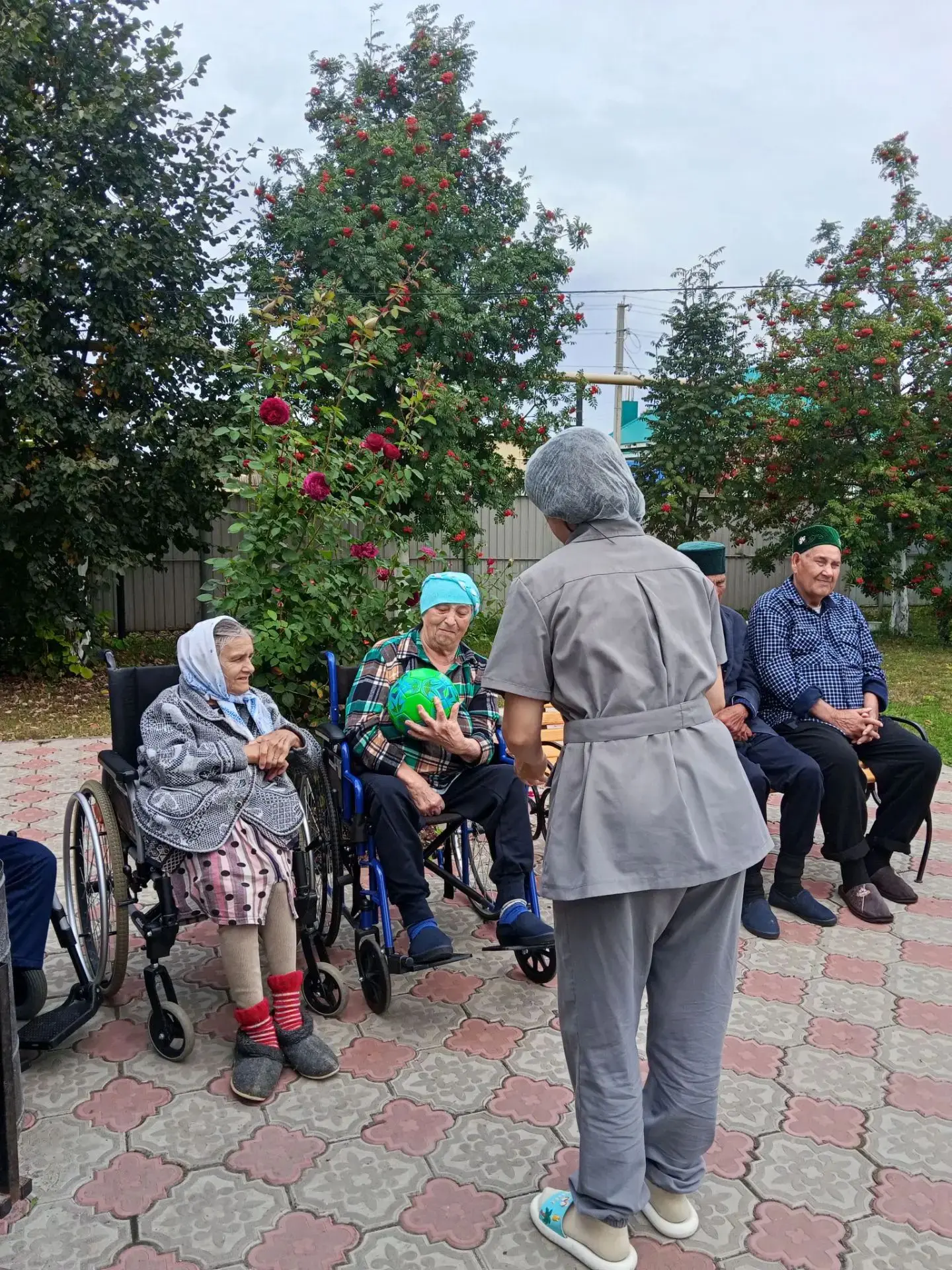 ✨🌳В рамках программы "Активное долголетие" помощник по уходу Римма Асманова ежедневно ...