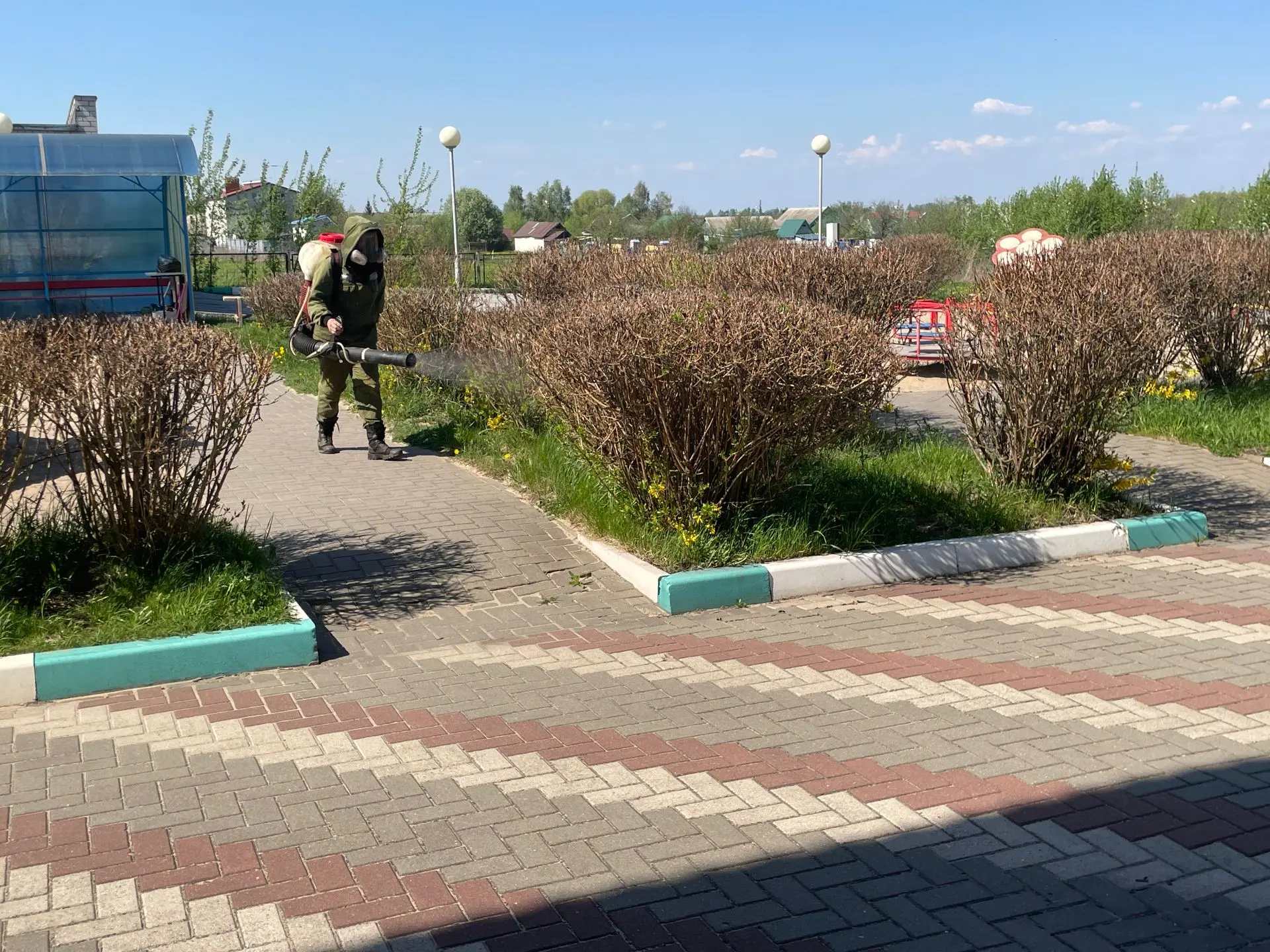 С профилактической целью для защиты территории от клещей в детском саду проведена акари...