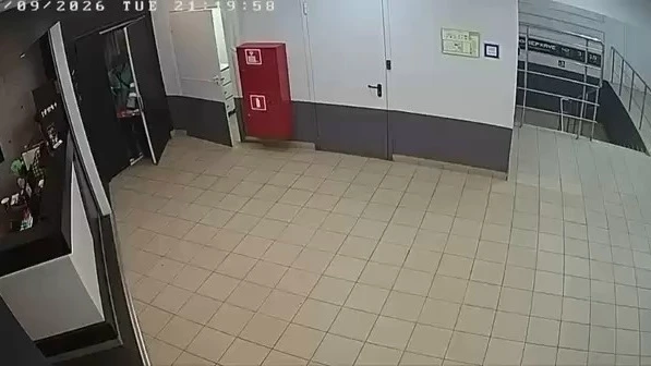 Курьер уронил пиццу в подъезде, собрал её с пола и доставил заказчику!