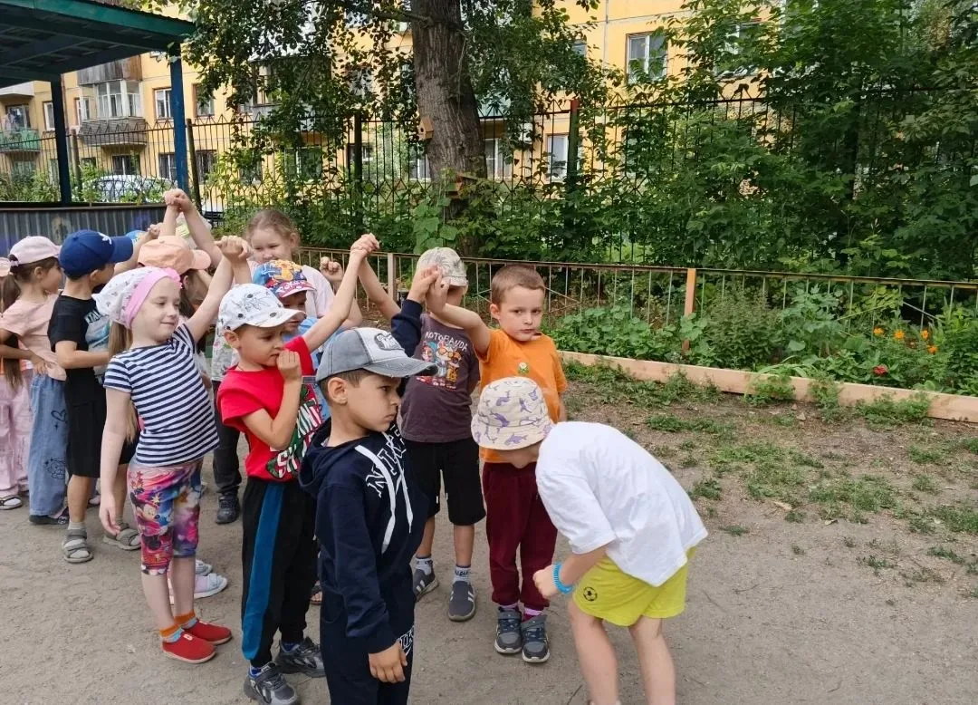 Игры любят все на свете –
В ручеёк играем, дети!
Встали в пары друг за дружкой,
Взялись за руки с по