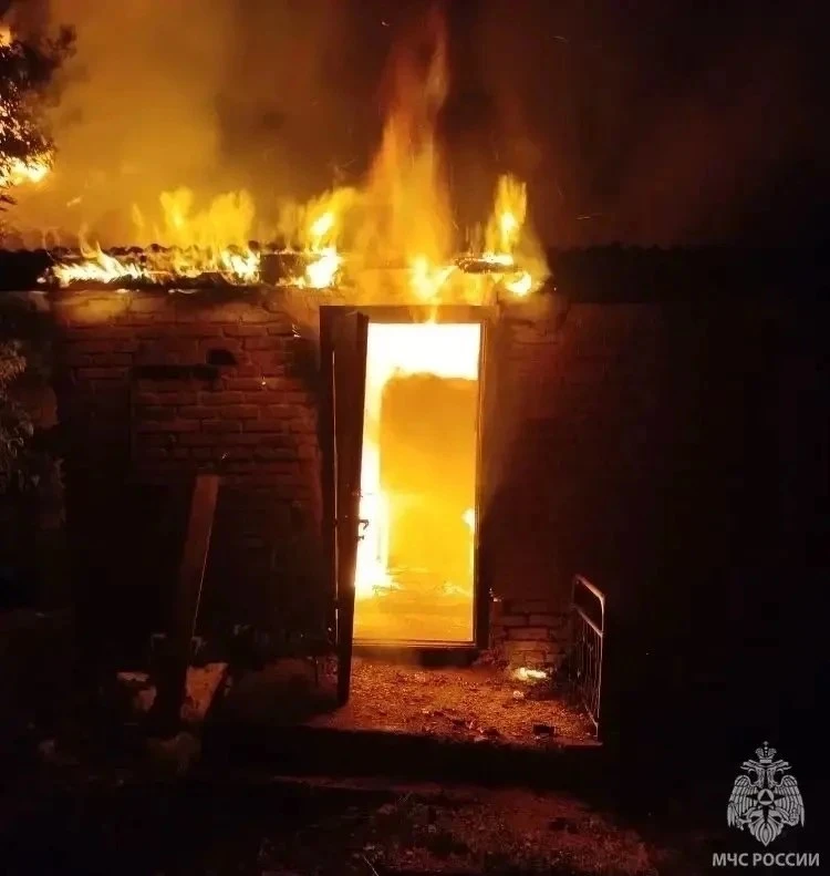 В Соль-Илецком муниципальном округе на пожаре погибла женщина  В поселке Изобильное горел двухкварти