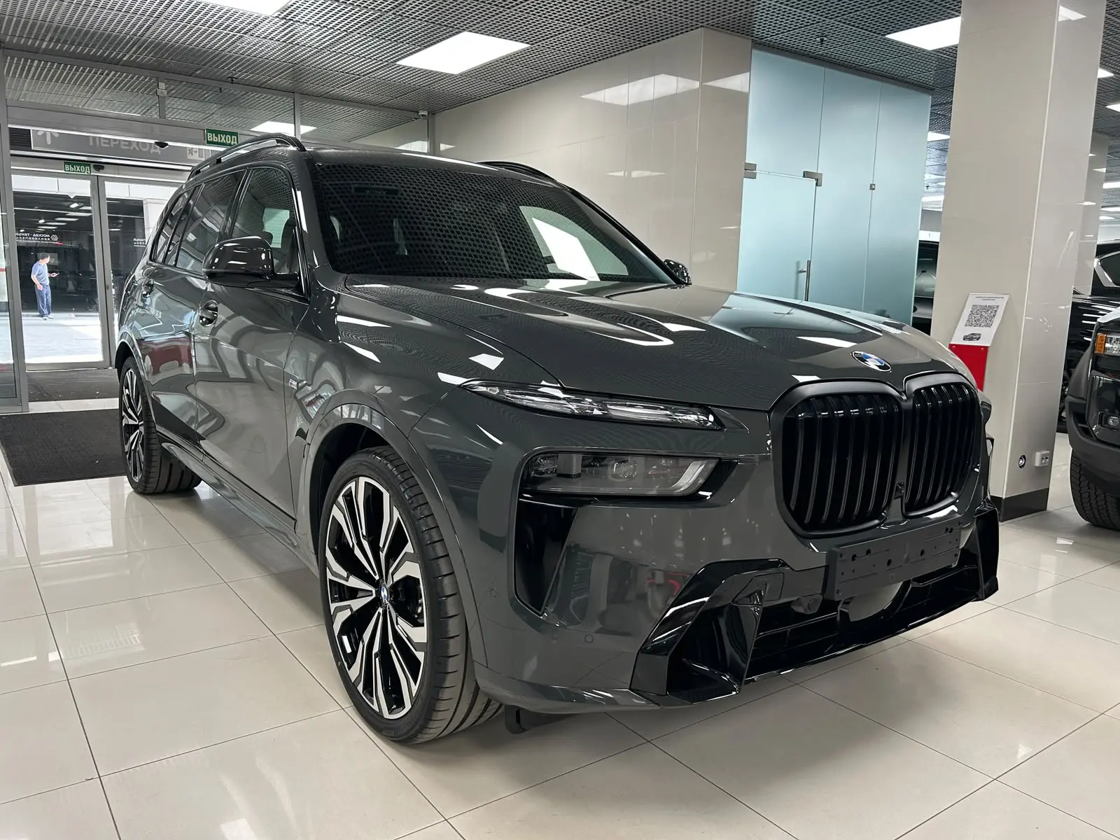 BMW X7 40d xDrive M Sport pro 3.0 дизель 2026 (серый на черном)