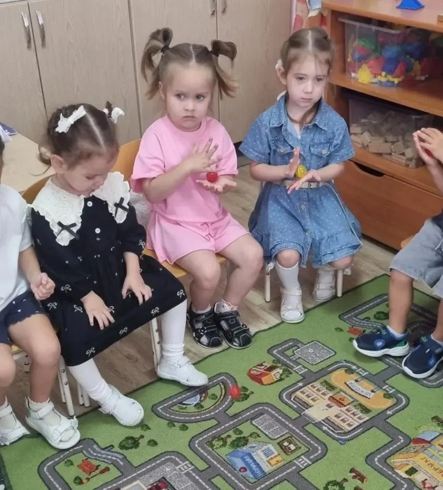 Сегодня в младших группах прошел праздник "Вот какие мы большие". К детям в гости прихо...
