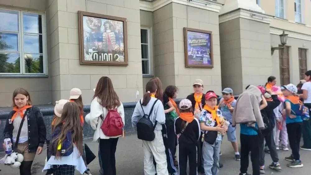 Шестой день - и снова приключения! Завтрак - и вперед: в кинотеатр ДК Ленина на «Не одна дома 3. Вып
