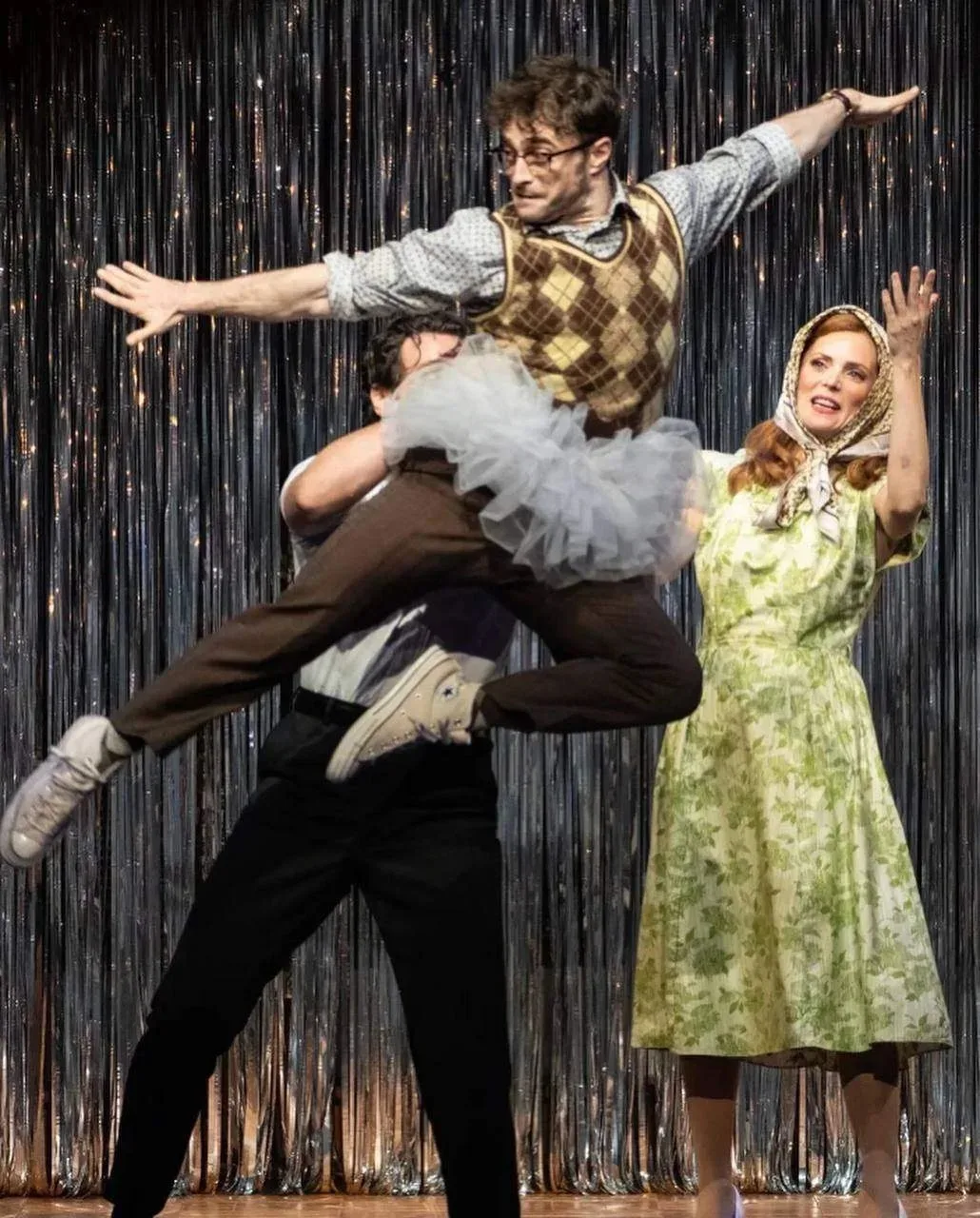👀 Дэниел Рэдклифф в мюзикле Merrily We Roll Along.