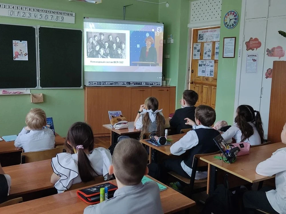 Предпраздничная неделя для учеников 3"В" класса выдалась насыщенно - интересной.  ✅ В областной детс