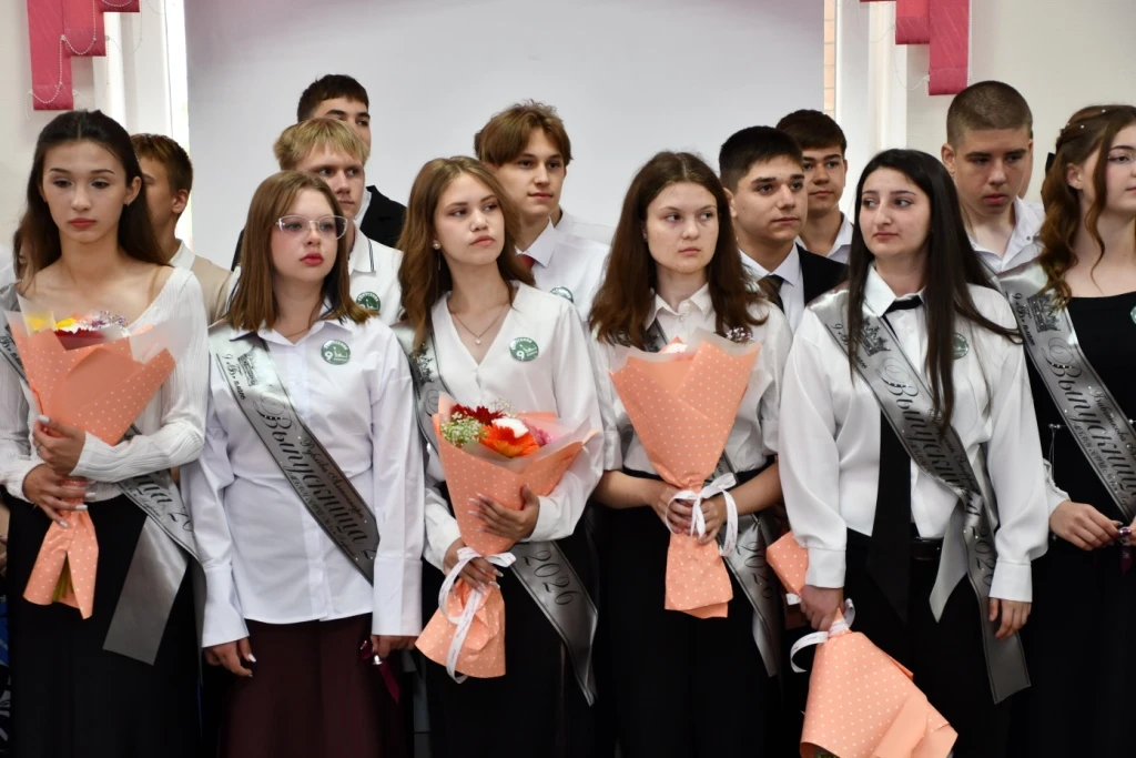 🔔 Волнующий момент взросления: в школах Каменского района отметили последний звонок  ✅ Сегодня, 26 м