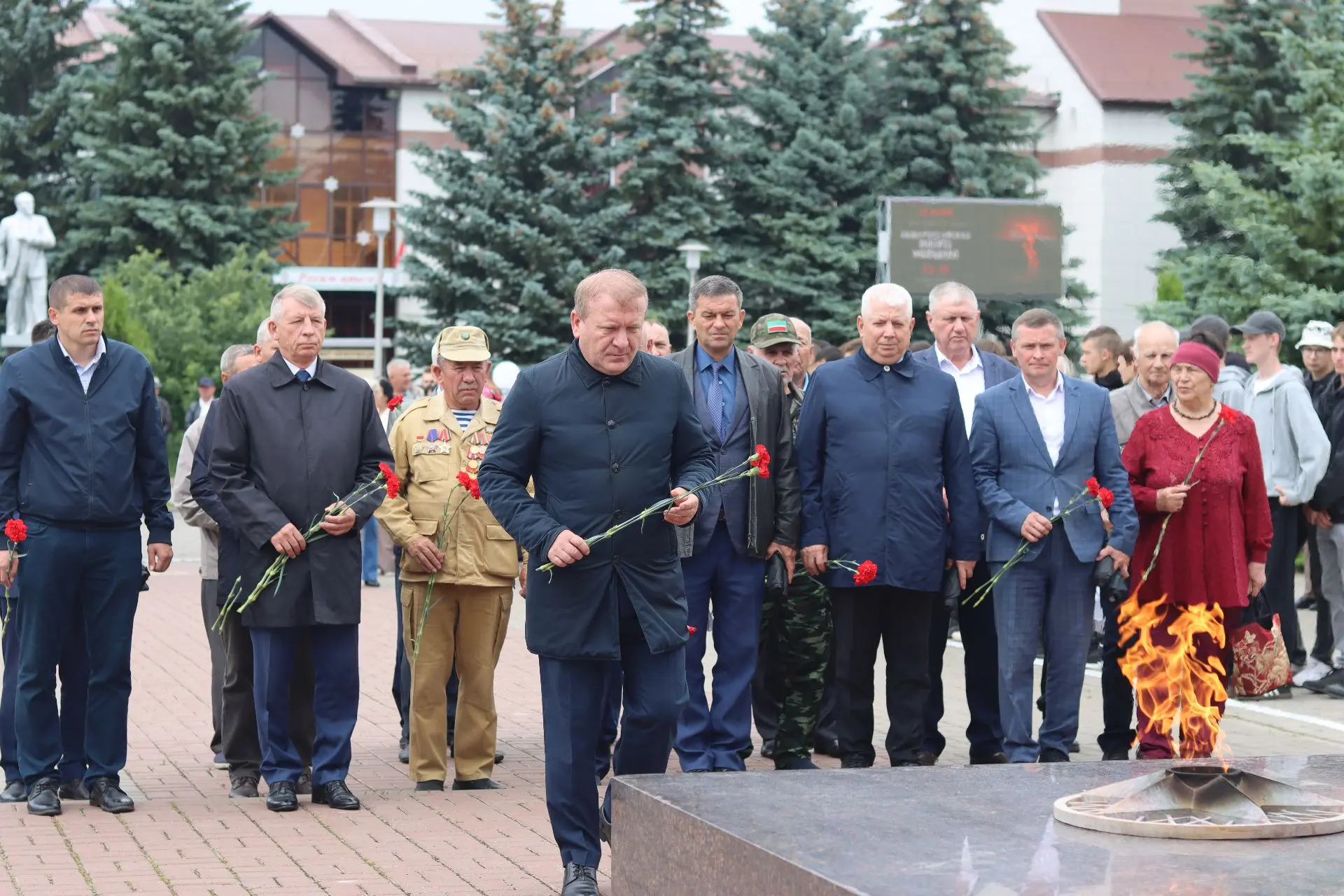 ФОТОАЛЬБОМ📸 с митинга ко Дню памяти и скорби, Акции "Минута молчания" и возложения цветов к бюсту С