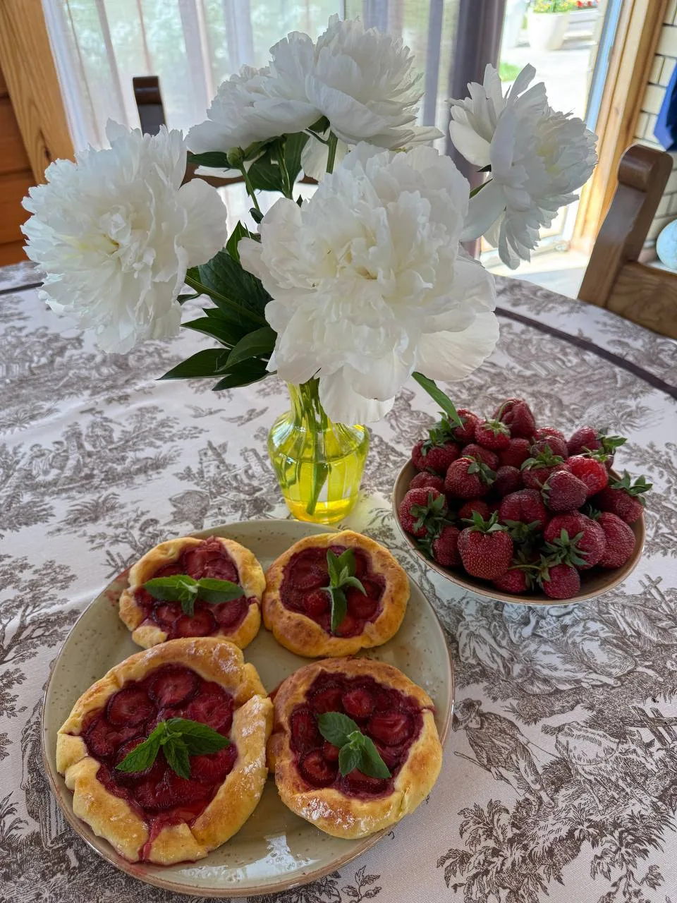 Нежное утро в Усадьбе 🩷

На завтрак клубничка прямо с грядки и вкуснейшие ватрушки. 

✍🏻 Рецепт тв
