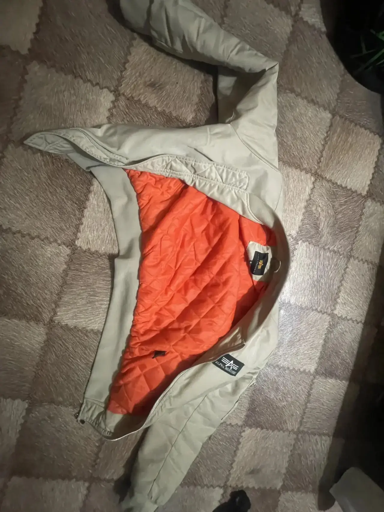 Бомбер Alpha Industries размер L, подходит как для мальчиков так и для девочек, цвет бе...