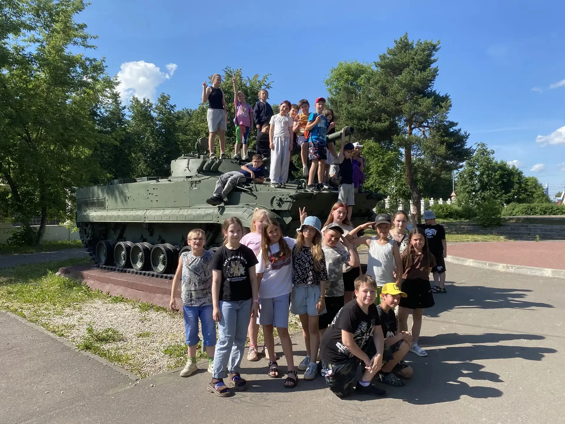 📌4 отряд школьного лагеря "Веселая семейка" совершил поездку в город  Ковров в Музей оружия. 
📌Муз