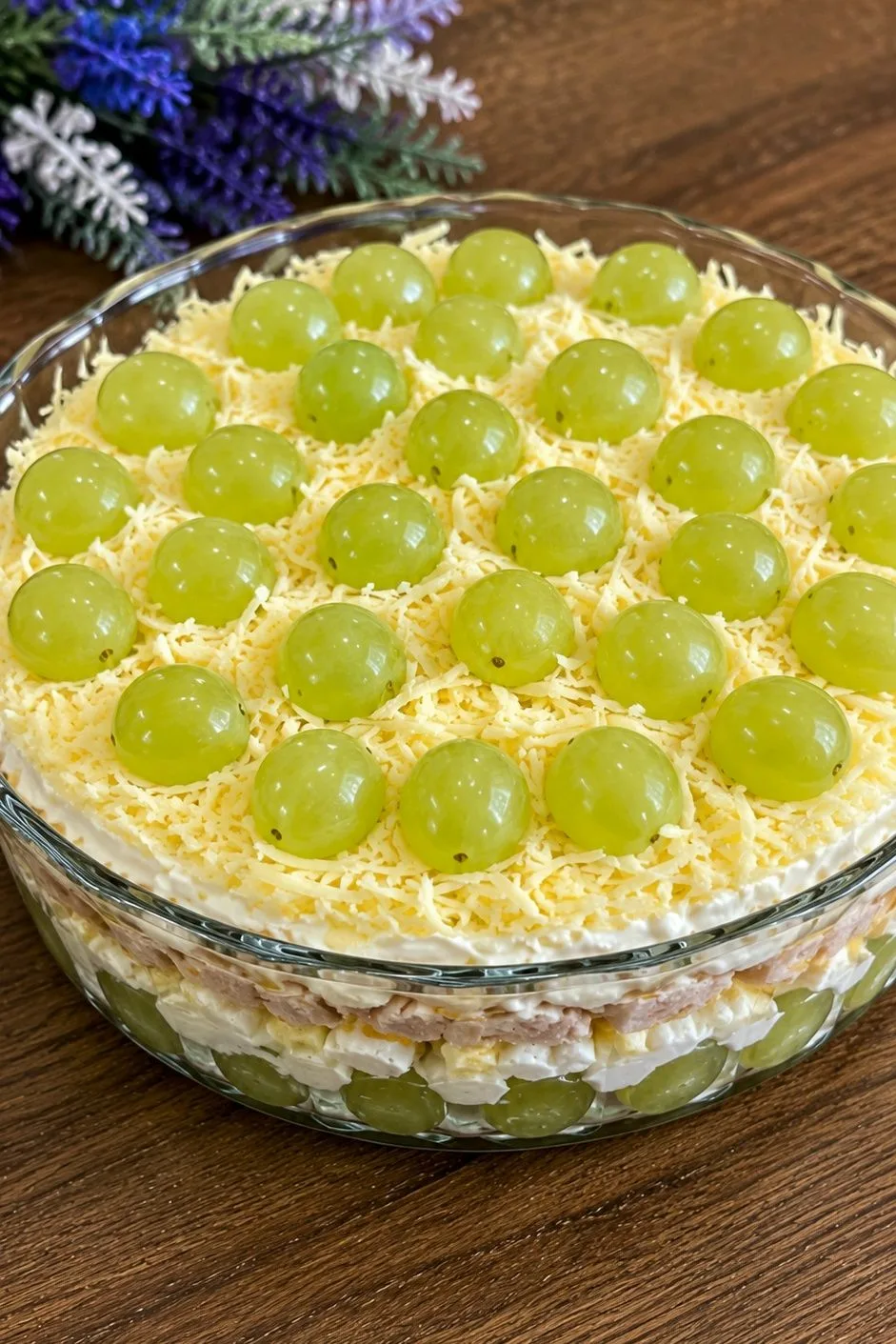 Салат с виноградом 
Необычный, нежный и очень вкусный салат, который никого не оставит равнодушным! 