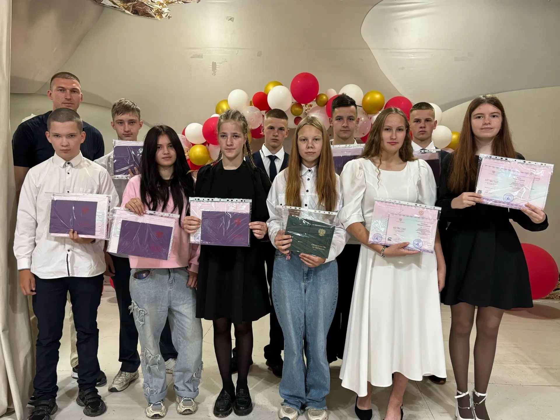 🤩«Первый серьёзный документ: в школе прошло торжественное вручение аттестатов девятикл...