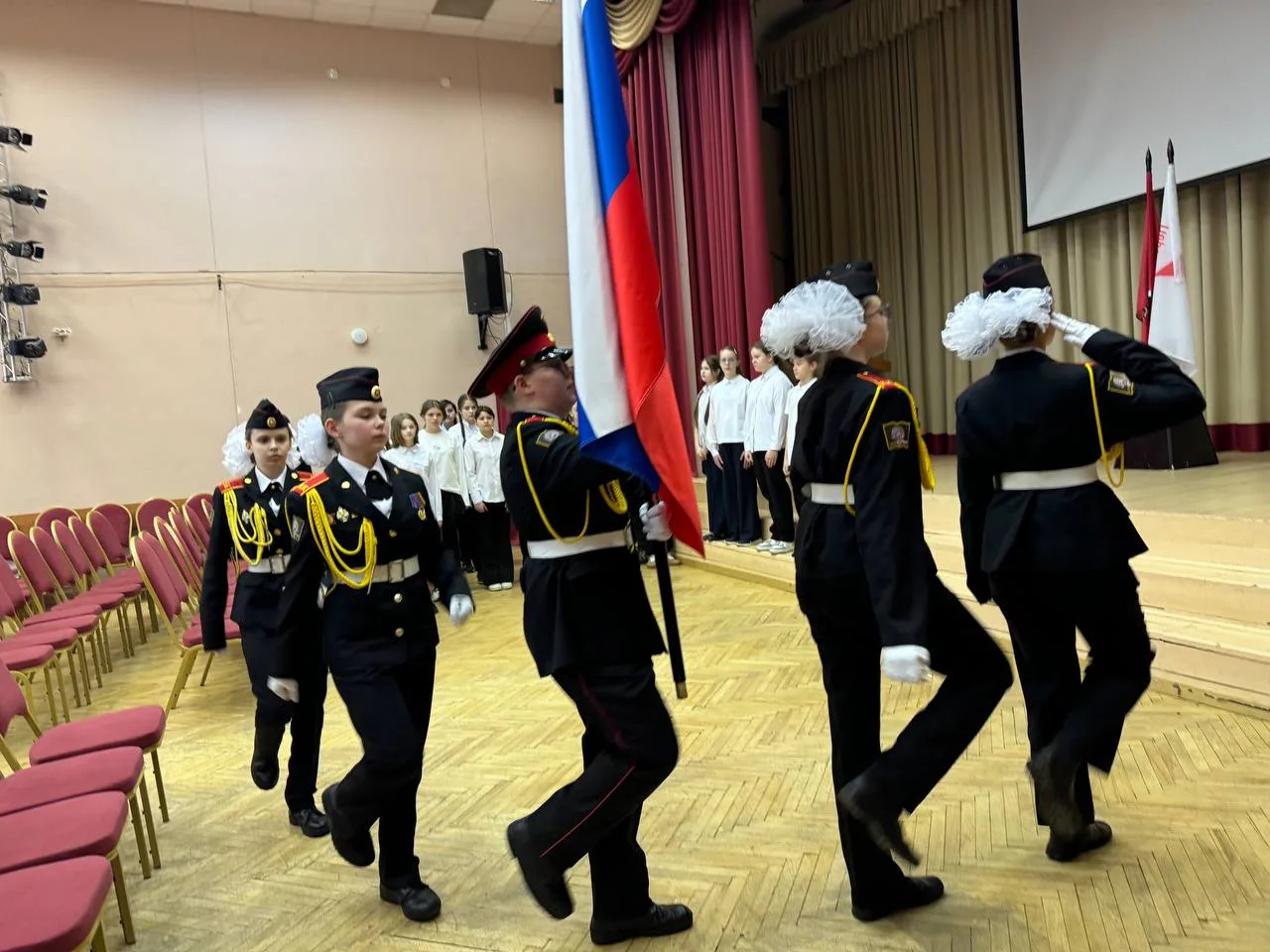 Наши традиции  🇷🇺 Сегодня понедельник, а значит мы вновь знакомимся с талантливыми ребятами из знамё