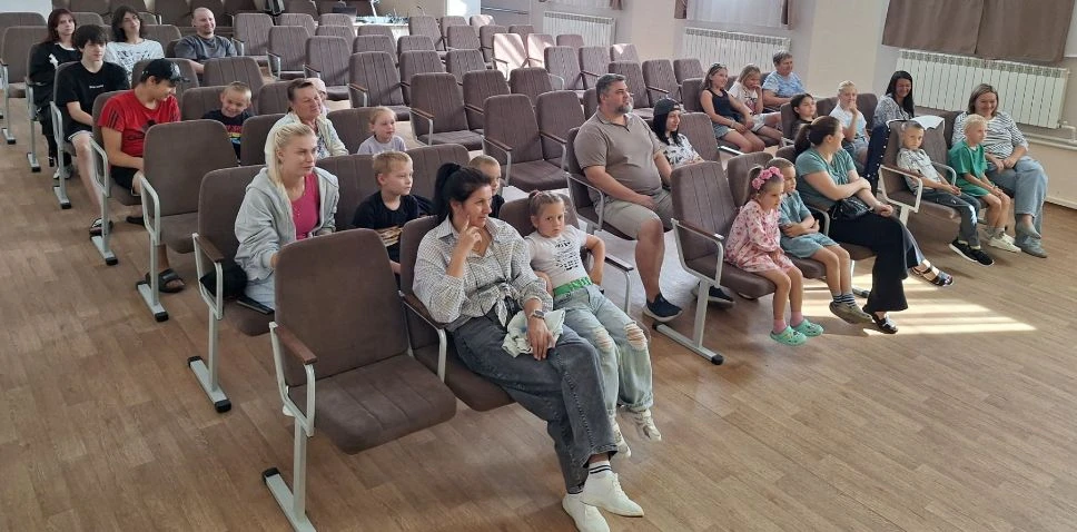 В нашем селе — настоящий праздник! Снова к нам приехал любимый всеми цирк, и дети с огр...