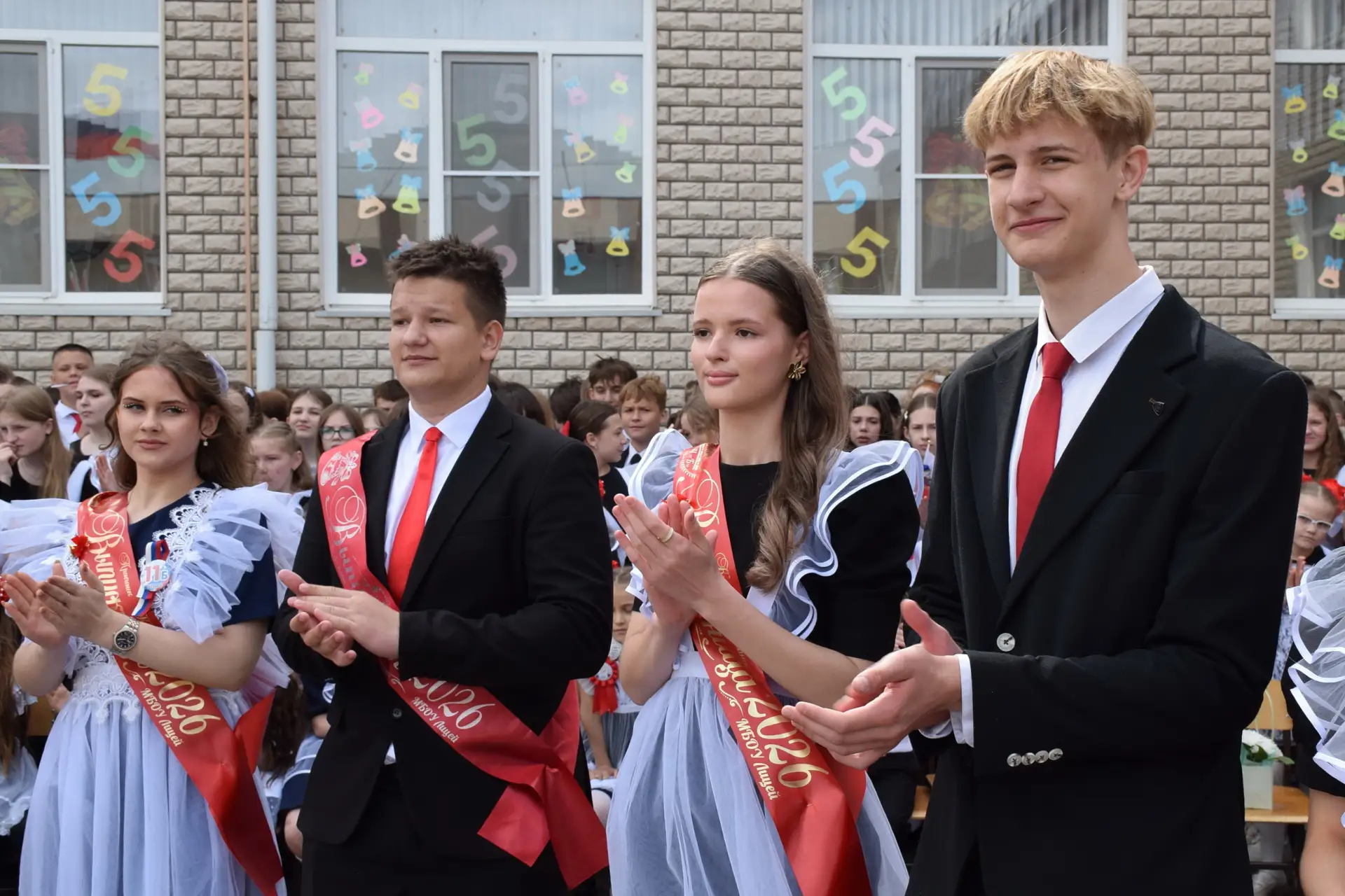 Остановись, мгновенье!  Сегодня волнительный и трогательный день для всех выпускников района. Мы усп