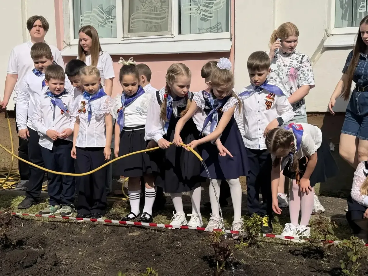 🌹 Акция «Росток в будущее»: 11-й класс заложил основу, первоклассники продолжат заботу! 🌹  Сегодня в