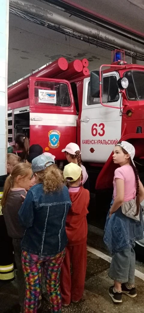 Продолжаем рассказывать Вам о буднях в летнем школьном лагере! 

Утро началось по традиции с линейки