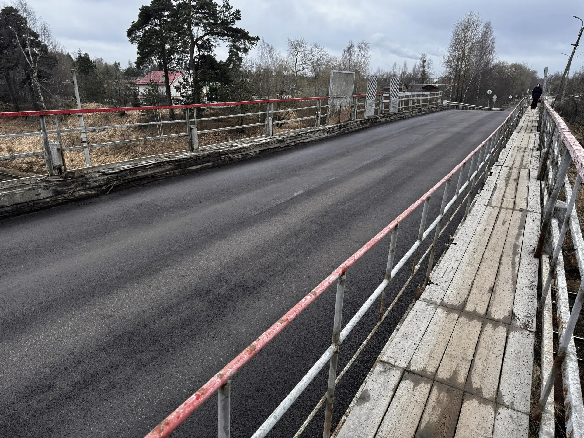 После долгих ожиданий, мост через ЖД пути в Мартышкино получил новое дорожное полотно. Практика пока